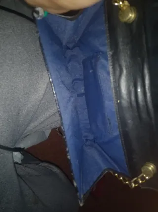 Bolso negro con cadena dorada