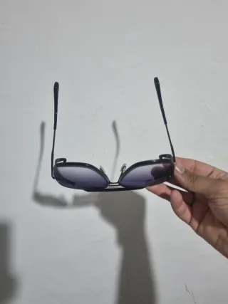 Occhiali da sole neri e viola