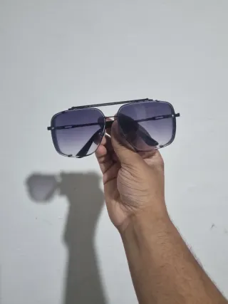 Occhiali da sole neri e viola