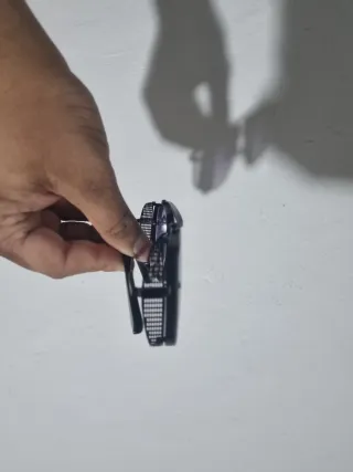 Occhiali da sole neri e viola