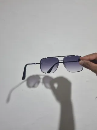 Occhiali da sole neri e viola