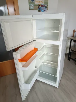 Nevera pequeña blanca en perfecto estado