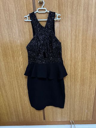Vestido negro lentejuelas y peplum
