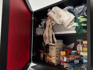 Armario pared rojo y verde cristal