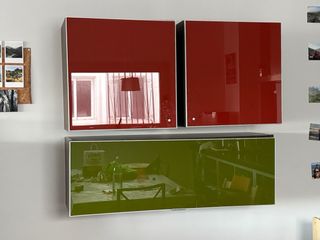 Armario pared rojo y verde cristal