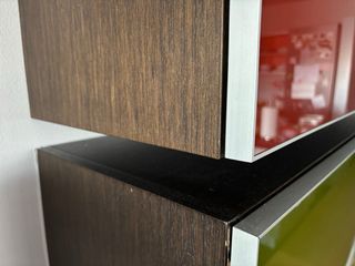 Armario pared rojo y verde cristal