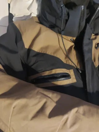 Chaquetón negro y marrón