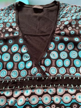 Camiseta estampada azul y turquesa