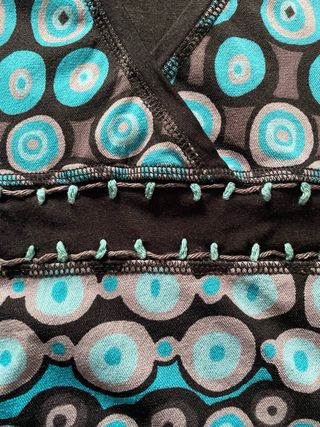 Camiseta estampada azul y turquesa