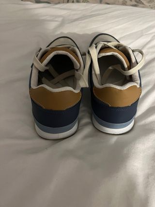 Zapatillas deportivas azul y marrón
