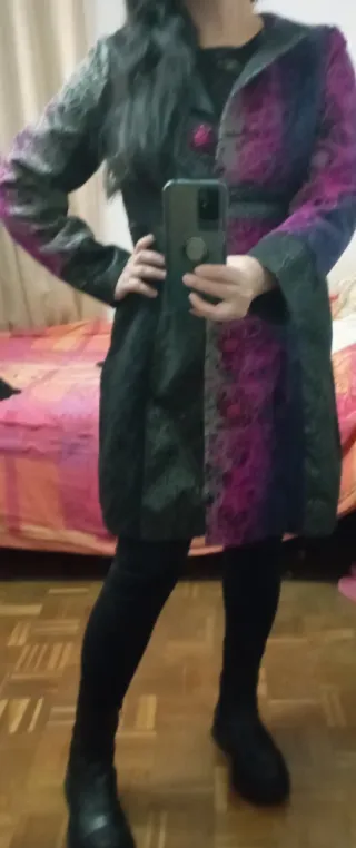 Abrigo largo negro y morado