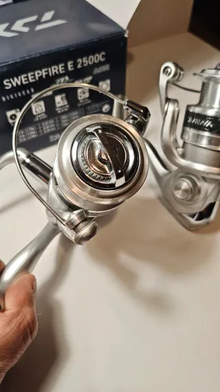 2 Mulinelli Daiwa Sweepfire E 2500C