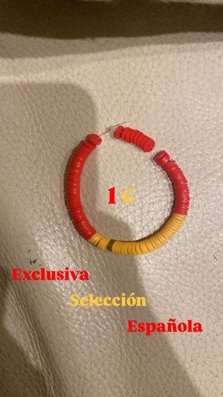 Pulseras de conchas y perlas