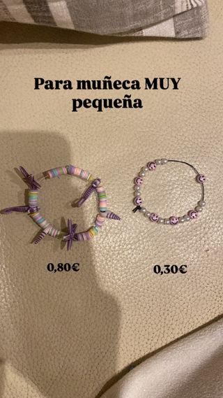 Pulseras de conchas y perlas