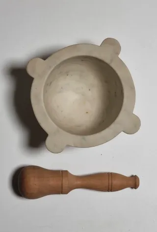Mortaio in marmo con pestello in legno