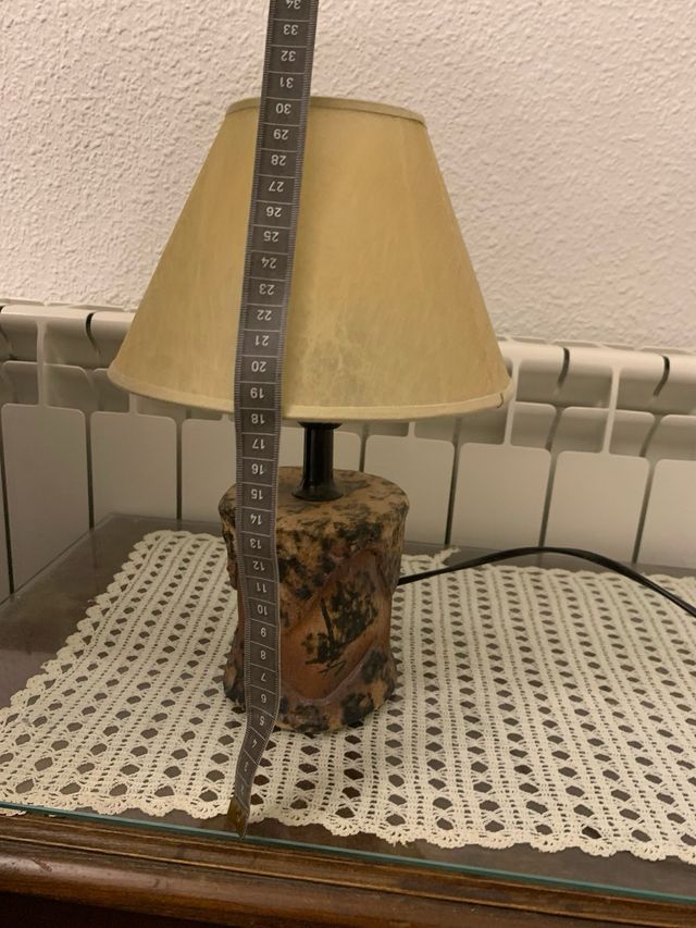 Lámpara de noche beige y marrón