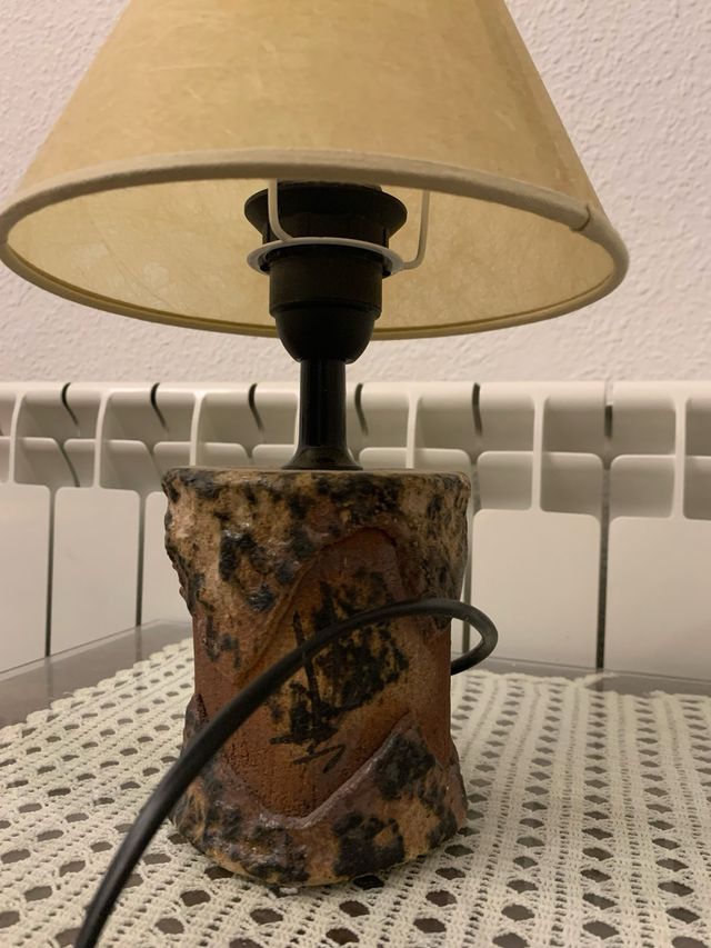 Lámpara de noche beige y marrón