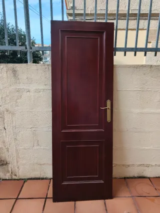 Puerta de madera oscura 1,99m x 0,69m