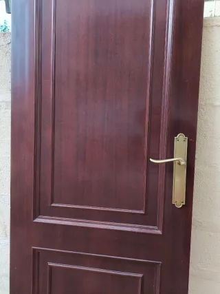 Puerta de madera oscura 1,99m x 0,69m