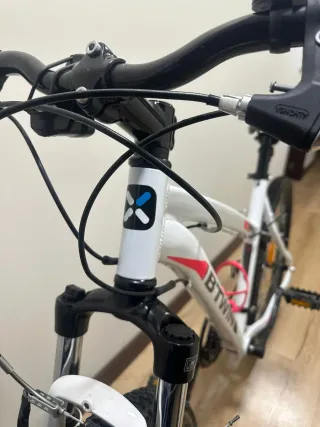 Bicicleta montaña blanca y rosa fucsia ,es una S