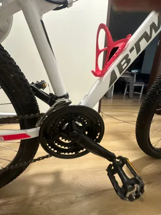 Bicicleta montaña blanca y rosa fucsia ,es una S