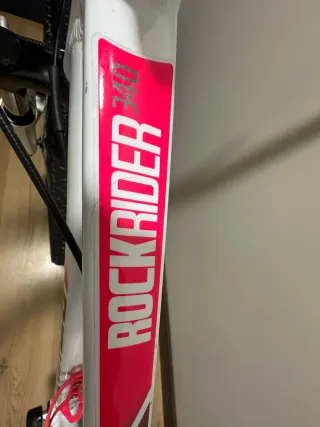 Bicicleta montaña blanca y rosa fucsia ,es una S