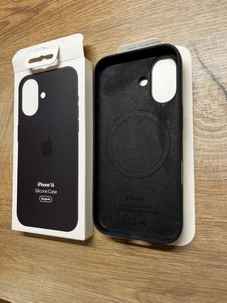 Cover iPhone 16 Silicone Nero MagSafe