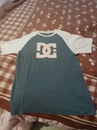 Camiseta DC Shoes Gris y Rosa