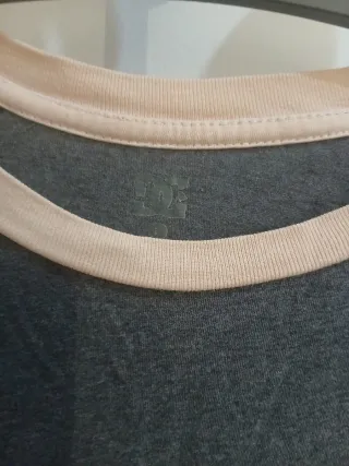 Camiseta DC Shoes Gris y Rosa