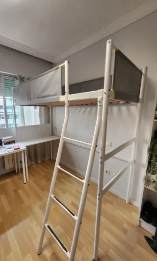 Litera Ikea Vitval con escritorio