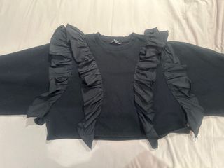 Sudadera Bershka negra con volantes