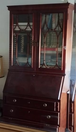 Secreter de madera con vitrina. MUY BUEN ESTADO