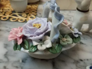 Adornos de cerámica: perro, vaca y flores