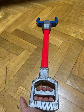 Pinzas de juguete rojas y azules