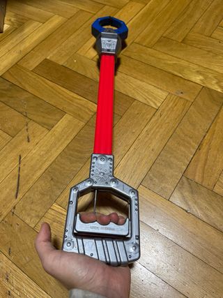 Pinzas de juguete rojas y azules