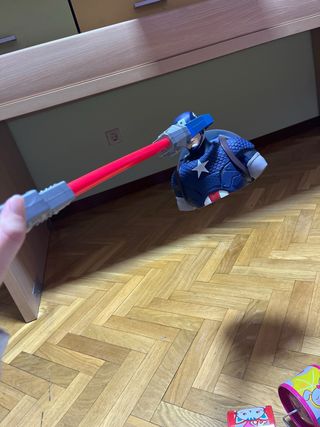 Pinzas de juguete rojas y azules