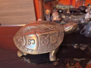 Figura de tortuga decorativa de latón o bronce