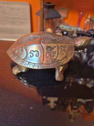 Figura de tortuga decorativa de latón o bronce