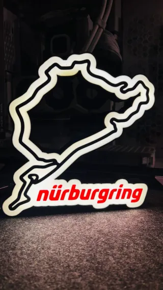 Cartel Nürburgring con luz led incorporada.