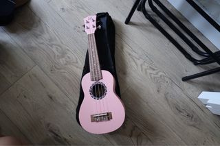 Ukelele rosa con funda