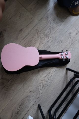 Ukelele rosa con funda