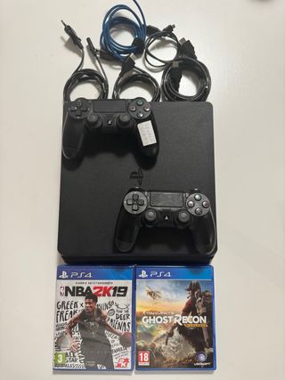 PlayStation 4 con controller e giochi