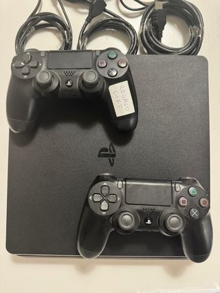 PlayStation 4 con controller e giochi