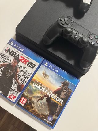 PlayStation 4 con controller e giochi