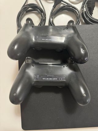 PlayStation 4 con controller e giochi