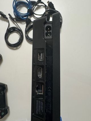 PlayStation 4 con controller e giochi