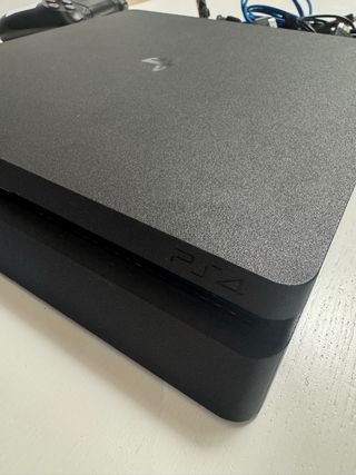 PlayStation 4 con controller e giochi