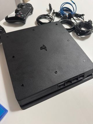 PlayStation 4 con controller e giochi