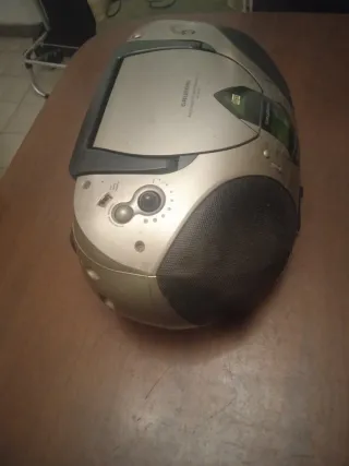 Radio CD Grundig Plata y Negro