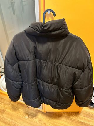 Abrigo negro acolchado